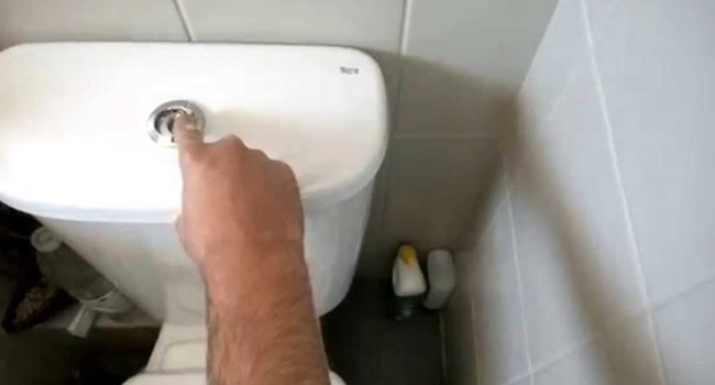 Comment remplacer un réservoir de WC ?